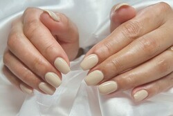 「ハンド ワンカラー」ぼってりと見えがちなカラーも、長さがあるので綺麗に見えます！|Nail Salon Linda