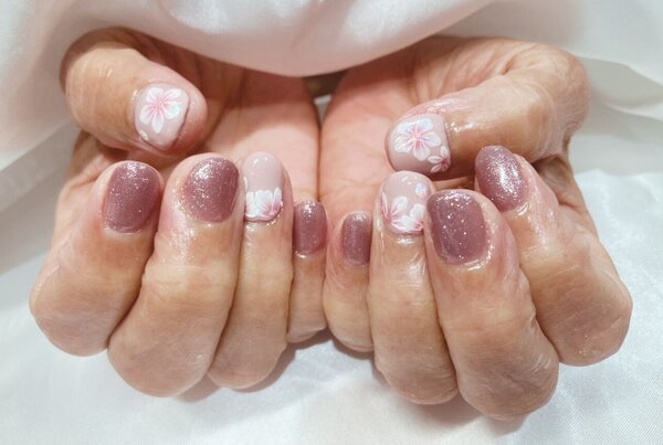 「ハンド 定額デザイン」ピンク主体に、きらびやかなネイル！ アクセントにお花を加えて！|Nail Salon Linda