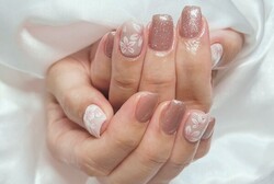 「ハンド 定額デザイン」落ち着いたカラーにお花のシールとラメで夏らしい雰囲気に仕上がりました！|Nail Salon Linda