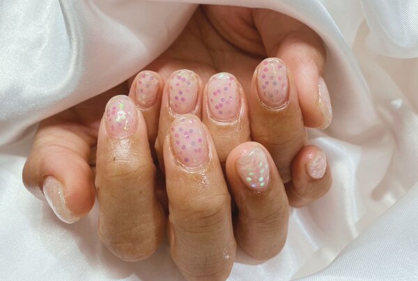 「ハンド ラメ・ワンカラー」オーロラのホロの形も丸いのでドットのような雰囲気も出て可愛らしい仕上がりです！|Nail Salon Linda