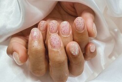 「ハンド ラメ・ワンカラー」オーロラのホロの形も丸いのでドットのような雰囲気も出て可愛らしい仕上がりです！