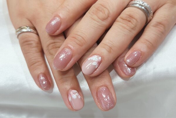 「ハンド 定額デザイン」ピンクベースにラメとお花がかわいい！ 初夏にもオススメデザインです^ ^|Nail Salon Linda
