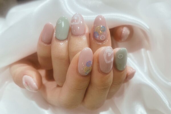 「ハンド 定額デザイン」シャボン玉のようなカラフルなシールを貼っています！ベースの色で雰囲気を変える事もできますので是非|Nail Salon Linda