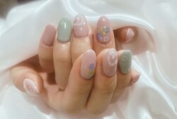 「ハンド 定額デザイン」シャボン玉のようなカラフルなシールを貼っています！ベースの色で雰囲気を変える事もできますので是非