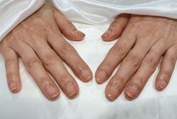 「ハンド グラデーション」仕事上目だったネイルができない方も可愛く綺麗に見えるナチュラルなカラーです！|Nail Salon Linda