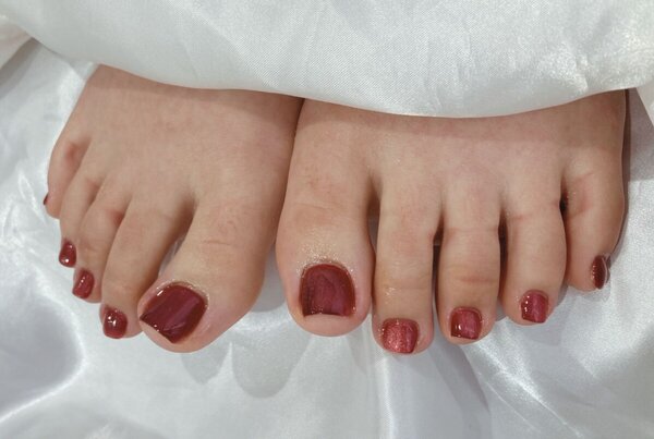 「フット マグネット ワンカラー」濃い赤で大人な雰囲気に仕上がりました！|Nail Salon Linda