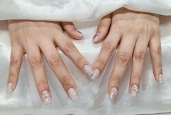 「ハンド 定額デザイン」梅雨の季節にぴったりなデザインです！ アサガオをイメージした押し花が素です|Nail Salon Linda