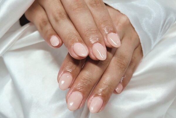 「ハンド ワンカラー ＋ 長さだし」3本 少し日焼けした肌にも馴染みやすいピンクベージュ！|Nail Salon Linda