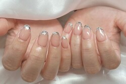 「ハンド ガラスフレンチ」ベースをマグネットカラーに変えることもおすすめです！華やかになります！|Nail Salon Linda