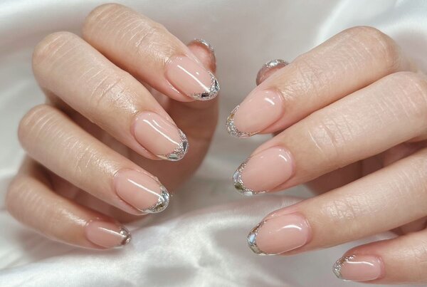 「ハンド ガラスフレンチ」ベースをマグネットカラーに変えることもおすすめです！華やかになります！|Nail Salon Linda