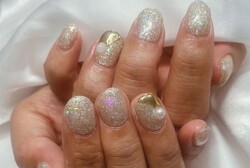 「ハンド 定額デザイン」サンプルより大粒のラメやホロが入ったラメに変更しています！ キラキラしていてミラーとの相性抜群！
