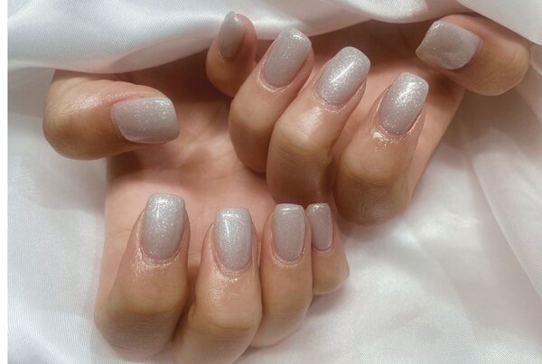 「ハンド ハンド ワンカラー」控えめなラメが混ざったカラーで色味的にも夏にぴったりです！|Nail Salon Linda