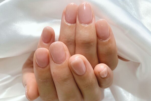 「ハンド グラデーション」ベースのカラーとほぼ同系色でグラデーションをしたナチュラルな仕上がりです！ |Nail Salon Linda