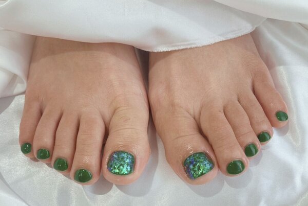 「フット ワンカラー」深みのあるグリーンカラーで落ち着いた大人の雰囲気に！ ホロを親指に入れて華やかさを演出!|Nail Salon Linda