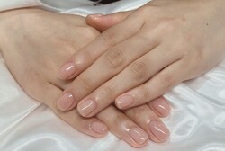 「ハンド ワンカラー」お客様の爪の色に合わせてカラーを選びました。 お仕事で派手なネイルが難しい方も自爪風のネイルで！|Nail Salon Linda