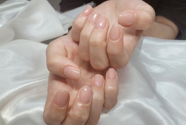 「ハンド ワンカラー」お客様の爪の色に合わせてカラーを選びました！ お仕事で派手なネイルが難しい方も自爪風のネイルで！|Nail Salon Linda