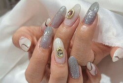 「ハンド ライトコース」お色味変更で夏カラーに♪ キラキラとアートの組み合わせが可愛いです^ ^|Nail Salon Linda