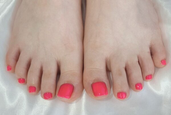 「フット ワンカラー」暑くなってきた今の季節にぴったりなカラーになりました! 蛍光色ピンクでどこでも夏気分です！|Nail Salon Linda