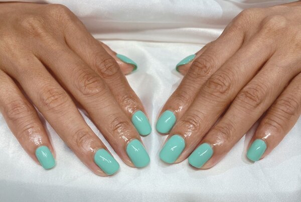 「ハンド ワンカラー」元気が出るポップなカラーを選ばれました！|Nail Salon Linda