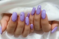 「ハンド 定額デザイン」パステルカラーの紫で柔らかい印象になれます！ パーツをゴールドからシルバーに変更し相性抜群です♪