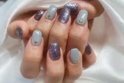 「ハンド 定額デザイン」黒と青が混ざったお洒落なラメカラーに、落ち着いたグレーを合わせることでメリハリが付いて可愛く！