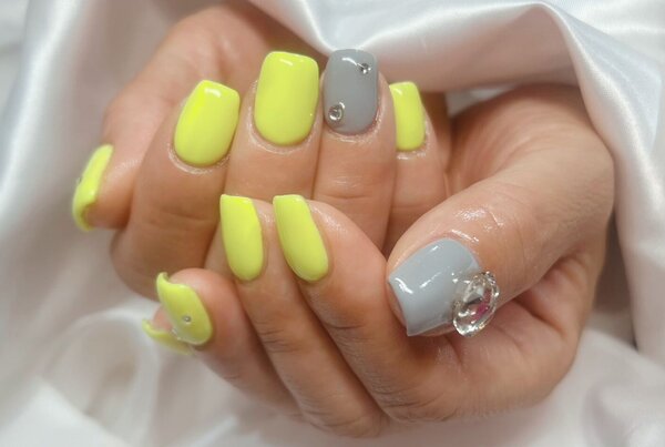 「ハンド 定額デザイン」夏だから、思い切ってビビットイエローに！ 日焼けした肌に似合います！|Nail Salon Linda