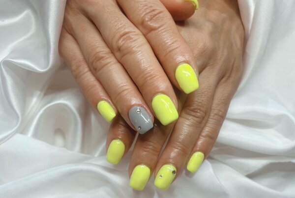 「ハンド 定額デザイン」夏だから、思い切ってビビットイエローに！ 日焼けした肌に似合います！|Nail Salon Linda