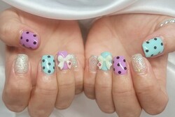 「ハンド ライトコース」トレンドなドットにリボンプラスて可愛いらしく！|Nail Salon Linda