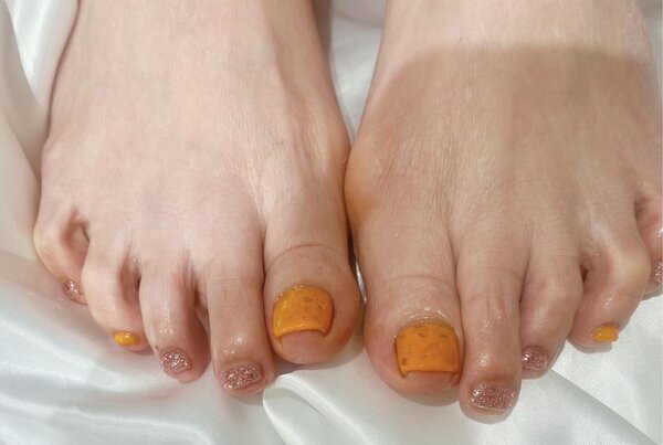 「フット ライトコース」カラーチェンジで夏らしいオレンジとピンクのラメを使用しています！ |Nail Salon Linda
