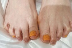 「フット ライトコース」カラーチェンジで夏らしいオレンジとピンクのラメを使用しています！ 