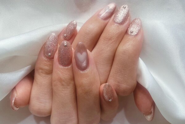 「ハンド ライトコース」ピンクのフラッシュネイルとマグネットネイルを組み合わせた、ハートがアクセント|Nail Salon Linda