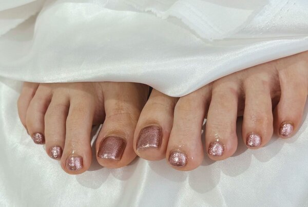 「フット ワンカラー」ピンクのラメがキラキラで可愛いですね！ 夏のお出掛け準備にいかがですか？|Nail Salon Linda