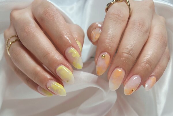 「ハンド 定額デザイン」パステルネオンカラーとゴールドスタッズで夏ネイルです|Nail Salon Linda