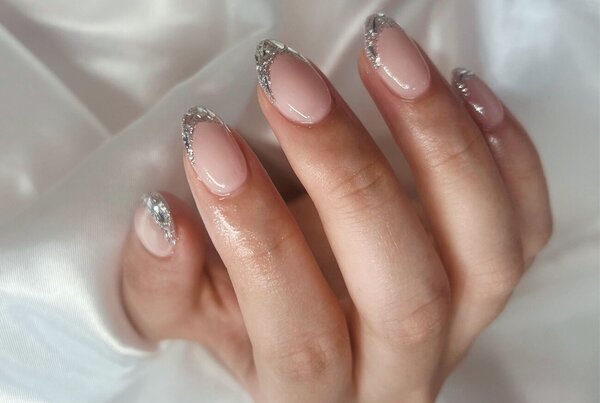 「ハンド ガラスフレンチ」ナチュラルピンクのベースカラーにガラスシルバーで涼しげに！|Nail Salon Linda