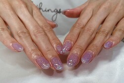 「ハンド ワンカラー」薄紫のラメで、大きめのホロや少しオレンジに光るラメが混ざっていてとても可愛らしいカラーです！ 