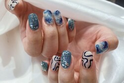 「ハンド ミドルコース」青とシルバーのラメでキラキラ光るお手元に！ アート部分はランダムに描かれているものでニュアンス感