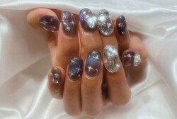 「ハンド ミドルコース」マグネットをベースにダイヤやキラキラの形をしたパーツを散りばめています！