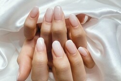 「ハンド グラデーション」肌馴染みの良いスキンカラーをベースに入れて白のラメが少し入ったパウダーでお作りしています！ 