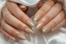 「ハンド ワンカラー」優しいゴールドでやわらかい雰囲気に！ 定期的にジェルネイルを付け替えて綺麗な自爪を生かしています！|Nail Salon Linda