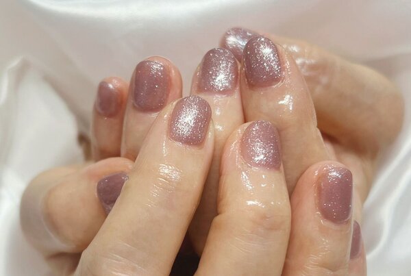 「ハンド ワンカラー」 肌なじみの良い上品に粒子の細かいグレージュラメです！|Nail Salon Linda