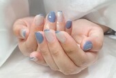 「ハンド 定額デザイン」ブルーのカラーとラメの上のフレンチがシンプルで可愛いデザインです！|Nail Salon Linda