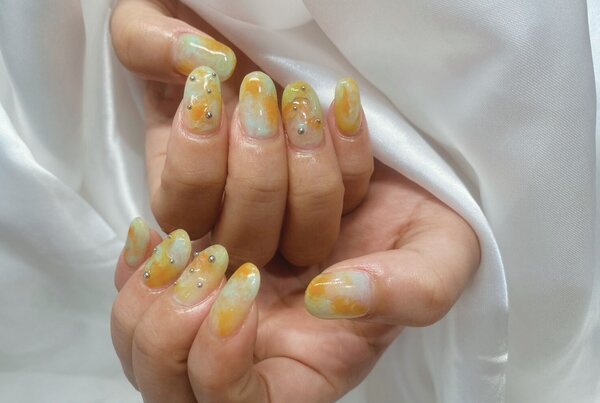 「ハンド ライトコース」カラーチェンジで明るめのオレンジと水色に変更し夏らしさ全開です！とても鮮やかでかわいいです！|Nail Salon Linda