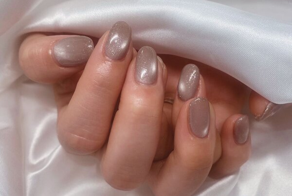 「ハンド マグネット・ワンカラー」肌馴染みの良いナチュラルなカラーです！シンプルな色味ですがマグネットなのでキラキラ|Nail Salon Linda