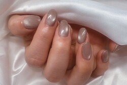 「ハンド マグネット・ワンカラー」肌馴染みの良いナチュラルなカラーです！シンプルな色味ですがマグネットなのでキラキラ