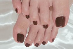 「フット ワンカラー」赤みのある茶色が夏の足元を上品に彩ります。|Nail Salon Linda