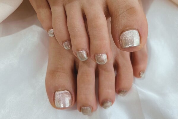 「フット マグネットワンカラー」先端をミラーにしたキラキラマグネット！ お手元出来ない方も足元にいかがですか？|Nail Salon Linda