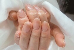 「ハンド グラデーション」ナチュラルなラメを使用したグラデーションです！ お仕事のご都合で華美なネイルが難しい方でも！