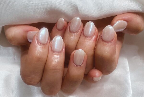「ハンド ワンカラー」ホワイトパールのようなカラーで艶感と奥行き感がとても可愛らしくなります！|Nail Salon Linda
