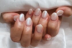 「ハンド ワンカラー」ホワイトパールのようなカラーで艶感と奥行き感がとても可愛らしくなります！