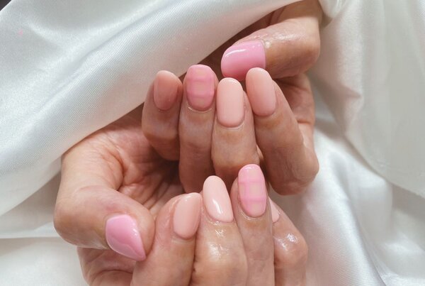 「ハンド 定額デザイン」カラー変更で全体的に柔らかい優しいピンクの雰囲気に仕上げております！ お色のご相談ぜひお任せ！|Nail Salon Linda